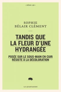 Tandis que la fleur d'une hydrangée posée sur le sous-mainen cuir résiste à la décoloration