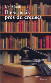 Il est assis pres du creuset