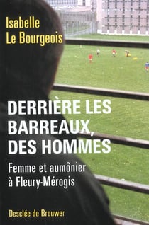 Derriere les barreaux, des hommes - femme et aumonier a fleury-merogis