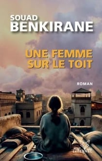 Une femme sur le toit
