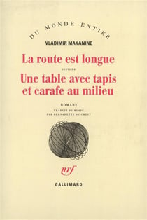 La route est longue / une table avec tapis et carafe au milieu
