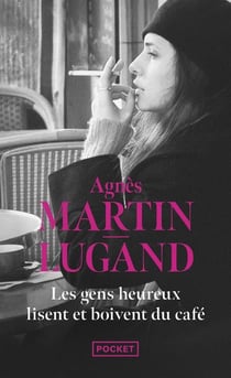 Les gens heureux lisent et boivent du café