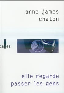 Elle regarde passer les gens