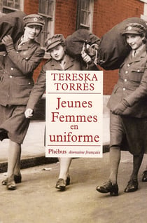 Jeunes femmes en uniforme