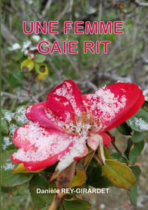 Une femme gaie rit
