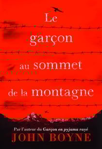 Le garçon au sommet de la montagne