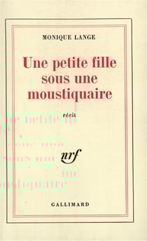 Une petite fille sous une moustiquaire