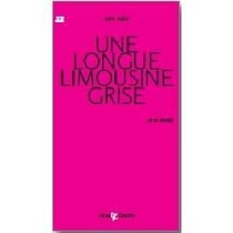 Une longue limousine grise