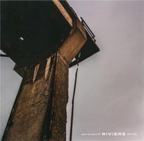 Sous le pont où rivière braille
