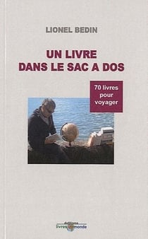 Un livre dans le sac à dos