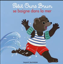 Petit ours brun se baigne dans la mer