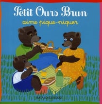 Petit ours brun aime pique-niquer