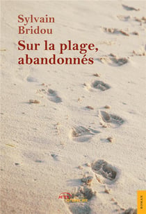 Sur la plage, abandonnes