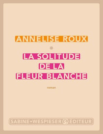 La solitude de la fleur blanche