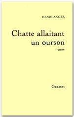 Chatte allaitant un ourson