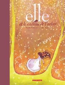 Elle et le cadeau de l'arbre