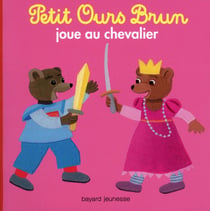 Petit ours brun joue au chevalier