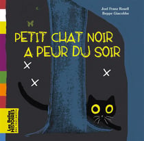 Petit chat noir a peur du soir