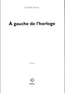 À gauche de l'horloge