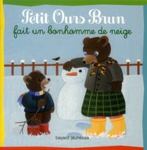 Petit ours brun fait un bonhomme de neige