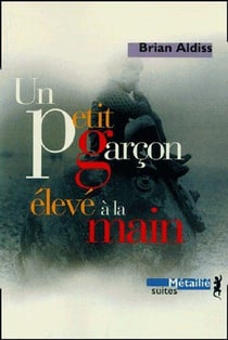 Un petit garçon élevé à la main