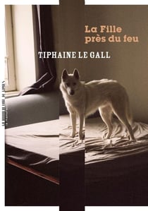 La fille près du feu