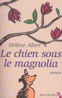 Chien sous le magnolia