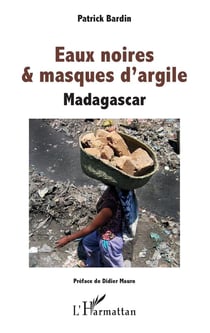 Eaux noires et masques d'argile - Madagascar