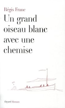 Un grand oiseau blanc avec une chemise