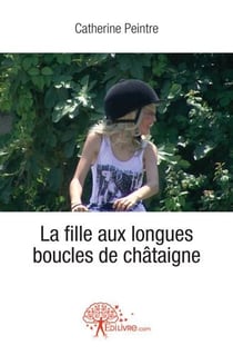 La fille aux longues boucles de châtaigne