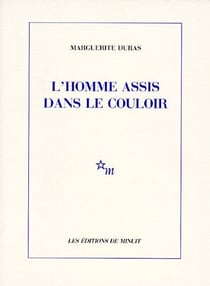 L'homme assis dans le couloir