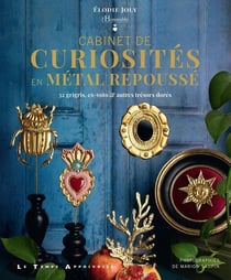 Cabinet de curiosités en métal repoussé : 32 grigris, ex-voto & autres trésors dorés