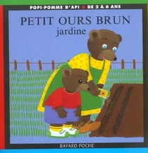 Petit ours brun jardine