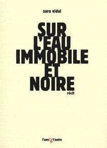 Sur l'eau immobile et noire