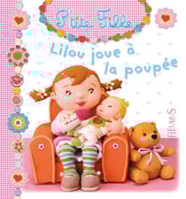 Lilou joue à la poupée