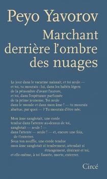 Marchant derrière l'ombre des nuages