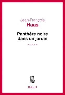 Panthère noire dans un jardin