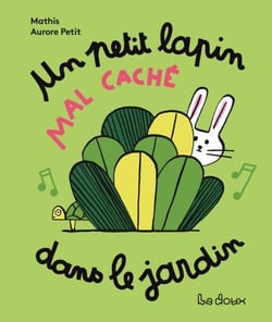 Un petit lapin mal caché dans le jardin