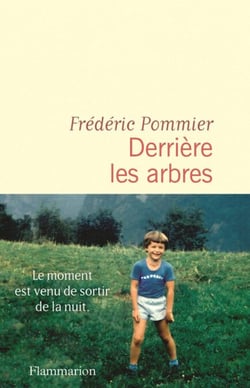 Derrière les arbres