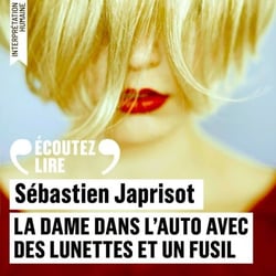 La dame dans l'auto avec des lunettes et un fusil