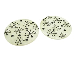 2 Pendentifs ronds 39mm en acrylique blanc nacré et motif noir en relief