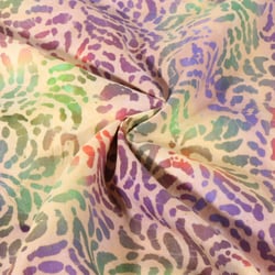 Tissu Viscose Batik Nuances arc-en-ciel sur fond Beige