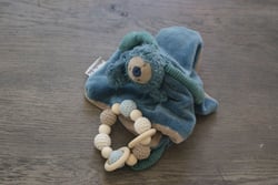 Hochet bois crochet bleu Montessori