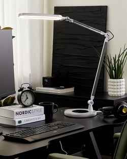 Lampe de Bureau Argentée en Aluminium 80 cm à LED Intégrées Tactile Intensité Lumineuse Variable Bras Ajustable Style Moderne Industriel