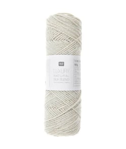 Découvrez la Pelote de Laine et Soie Luxury Natural Silk Blend de Rico Design : Douceur et Luxe pour Vos Créations Estivales 02 Ecru