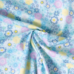 Tissu Popeline de Coton légère Petites fleurs bleues, roses et jaunes sur fond Bleu clair