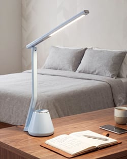 Lampe de Bureau Bleu Clair en Matériau Synthétique 3 Modes CCT Variateur Abat-Jour Réglable et Porte-Stylo Style Moderne
