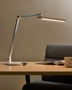 Lampe de Bureau Blanche en Matériau Synthétique 3 Modes de Température Chargeur sans Fil Variateur Abat-Jour Réglable Style Moderne