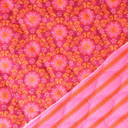 Tissu Matelassé réversible Lila fleurs Roses sur fond Bordeaux