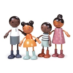 Famille de poupées en bois